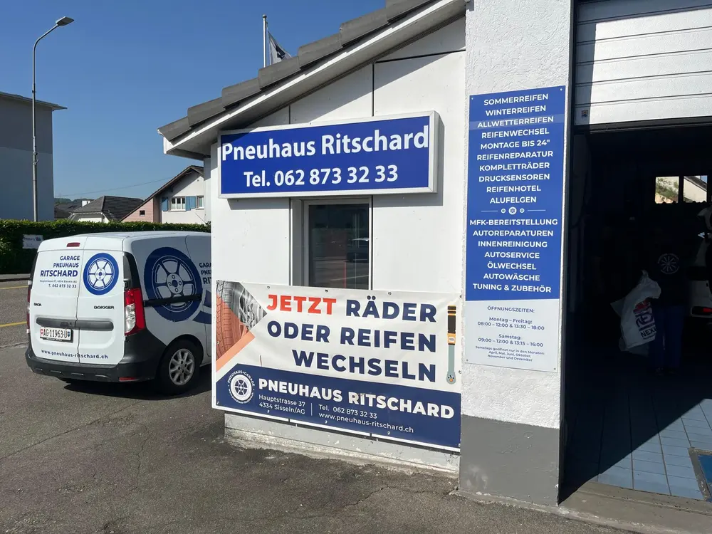 Fahrzeug & Beschilderung – Referenz von Werbung 360° (Pneuhaus)